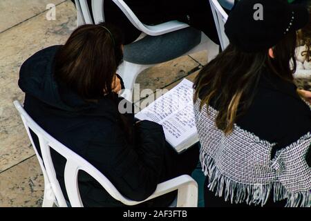 Gerusalemme Israele 12 dicembre 2019 Vista della donna sconosciuta in preghiera di fronte al Muro Occidentale alla città vecchia di Gerusalemme al mattino Foto Stock