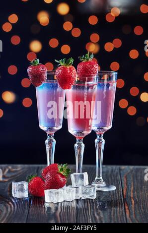 Questa è una gustosa. Cocktail è pronto. Sul tavolo di legno nei night club. Buona illuminazione Foto Stock