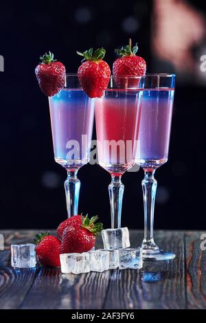 Su vacanze. Cocktail è pronto. Sul tavolo di legno nei night club. Buona illuminazione Foto Stock