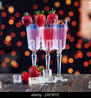 Estate bevande. Cocktail è pronto. Sul tavolo di legno nei night club. Buona illuminazione Foto Stock