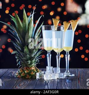 Buona illuminazione. Cocktail è pronto. Sul tavolo di legno nel night club Foto Stock