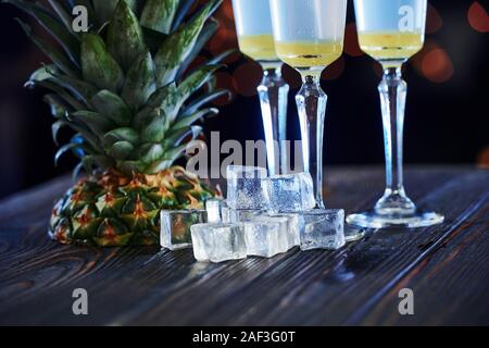 Vista ravvicinata. Cocktail è pronto. Sul tavolo di legno nei night club. Buona illuminazione Foto Stock