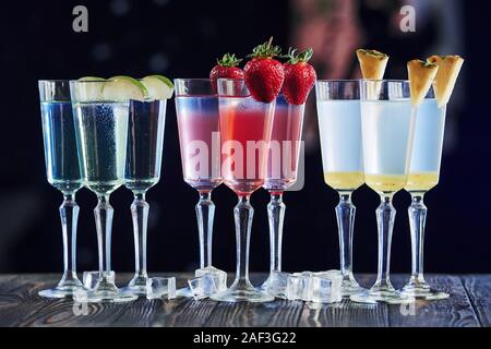 In questo modo verranno aggiornati. Cocktail è pronto. Sul tavolo di legno nei night club. Buona illuminazione Foto Stock