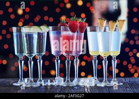 Acqua fredda sui bicchieri. Cocktail è pronto. Sul tavolo di legno nei night club. Buona illuminazione Foto Stock
