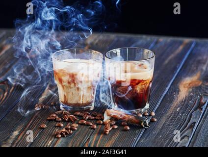 Bellissimo il fumo. Cocktail è pronto. Sul tavolo di legno nei night club. Buona illuminazione Foto Stock