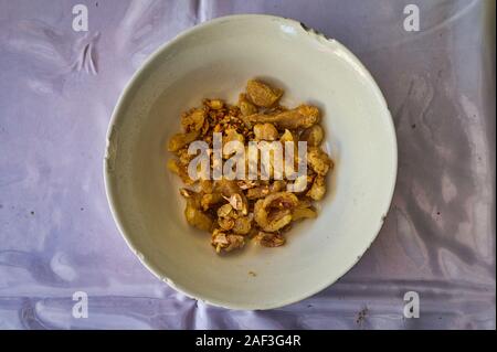 Cotiche, cotenna di maiale croccante, pelle di maiale o di maiale scratchings. Esso può essere fritto o arrosto nel grasso di maiale (strutto) per la produzione di uno snack chiamato cotenne di maiale Foto Stock