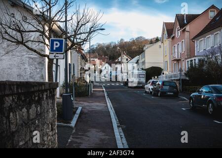 Beaucourt, Francia - 26 dicembre 2017: dettagli architettonici di tipica casa residenziale di una piccola città nella parte orientale della Francia su una giornata invernale Foto Stock