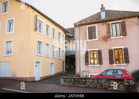 Beaucourt, Francia - 26 dicembre 2017: dettagli architettonici di tipica casa residenziale di una piccola città nella parte orientale della Francia su una giornata invernale Foto Stock