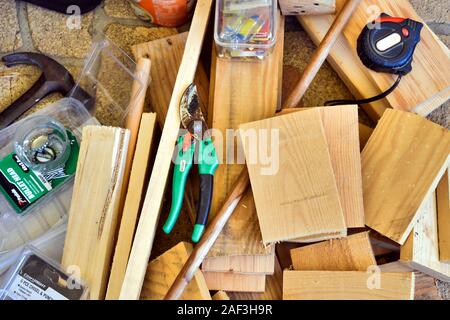 Un assortimento di strumenti e attrezzature per la lavorazione del legno Foto Stock