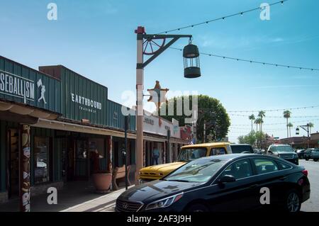 SCOTTSDALE, Arizona - 21 Ottobre 2017: i negozi e le automobili in Scottsdale, Arizona su una soleggiata giornata autunnale. Foto Stock