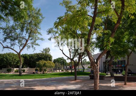 SCOTTSDALE, Arizona - 21 Ottobre 2017: area verde di fronte a Scottsdale Center per le Arti dello Spettacolo, Civic Center Mall. Foto Stock