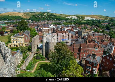 Guardando verso il basso sulle case di città e il South Downs da Lewes Castle, Lewes, East Sussex,l'Inghilterra, Regno Unito Foto Stock