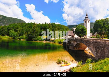 Scenario di canoa sul lago di Bohinj in Slovenia Foto Stock