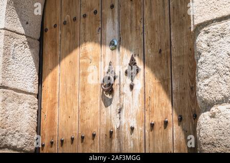 Guimaraes, Portogallo - 10 Maggio 2018: dettagli architettonici del palazzo dei Duchi di Braganza accanto al castello di Guimaraes che i turisti in visita Foto Stock