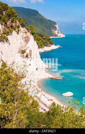 Bellissimo litorale di Numana, provincia di Ancona, Italia circondata da alte massiccio calcare bianco scogliere rocciose erose dal mare Adriatico le onde e il vento Foto Stock