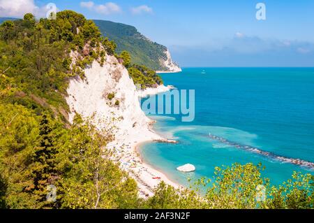 Bellissimo litorale di Numana, provincia di Ancona, Italia circondata da alte massiccio calcare bianco scogliere rocciose erose dal mare Adriatico le onde e il vento Foto Stock