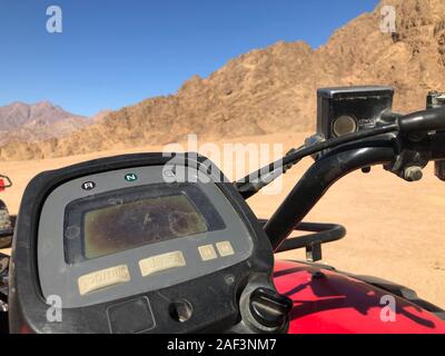 Elementi di una moto per turismo e avventure nel deserto. Cruscotto e volante gas e freni. Foto Stock