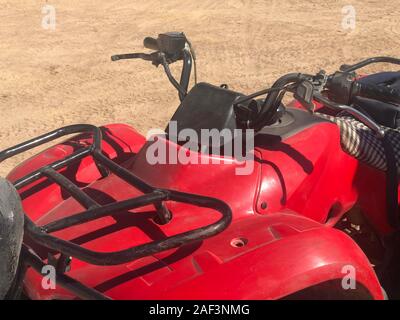 Elementi di una moto per turismo e avventure nel deserto. Vista dal lato anteriore in plastica rosso la manopola di sterzatura. Lo spazio per i bagagli. Foto Stock