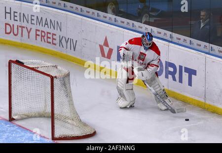 Kiev, Ucraina - 12 dicembre 2019: il portiere Sebastian LIPINSKI della Polonia in azione durante il 2020 IIHF Hockey su ghiaccio U20 World Championship Div 1 Grou Foto Stock