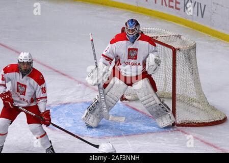 Kiev, Ucraina - 12 dicembre 2019: il portiere Sebastian LIPINSKI della Polonia in azione durante il 2020 IIHF Hockey su ghiaccio U20 World Championship Div 1 Grou Foto Stock