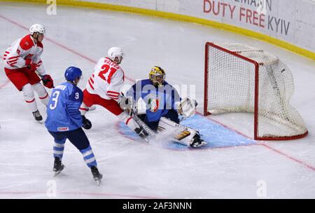 Kiev, Ucraina - 12 dicembre 2019: Kamil WALEGA di Ukrainу (№21) punteggi un obiettivo durante il 2020 IIHF Hockey su ghiaccio U20 World Championship Div 1 Gruppo B ga Foto Stock