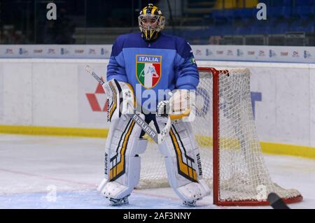 Kiev, Ucraina - 12 dicembre 2019: il portiere Davide FADANI dell Italia in azione durante il 2020 IIHF Hockey su ghiaccio U20 World Championship Div 1 Gruppo B ga Foto Stock