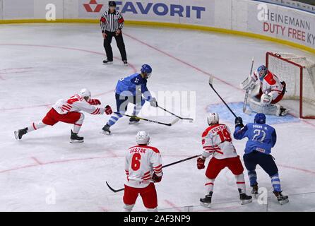 Kiev, Ucraina - 12 dicembre 2019: 2020 IIHF Hockey su ghiaccio U20 World Championship Div 1 Gruppo B gioco Polonia (rosso-bianco jersey) v Italia (maglia blu) a P Foto Stock