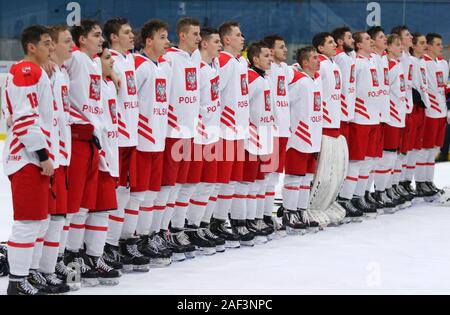 Kiev, Ucraina - 12 dicembre 2019: i giocatori di Polonia la squadra nazionale ascoltare l inno nazionale dopo il 2020 IIHF Hockey su ghiaccio U20 World Championship Div Foto Stock