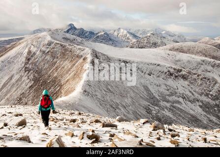 La vista ovest nell'Cuillins da Beinn na Caillich vertice, dietro Broadford sull'Isola di Skye in Scozia, Regno Unito, con una donna di mezza età walker. Foto Stock