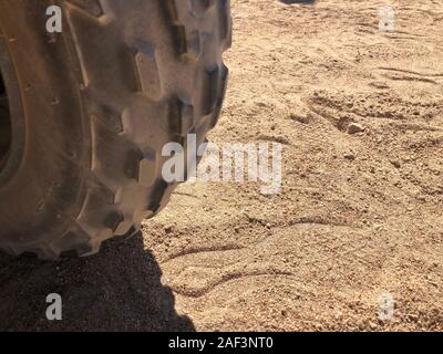 Elementi di una moto per turismo e avventure nel deserto. Pneumatico con battistrada per equitazione in condizioni speciali. Foto Stock