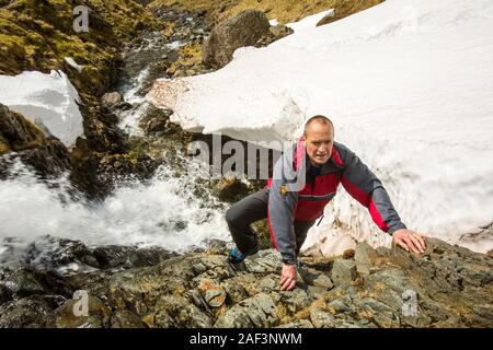 Alla fine di marzo 2013, sei centimetri di neve caddero su un forte vento da est che spazzò la neve in enormi deriva, accumulandosi sulle piste rivolte a ovest. Rai Foto Stock