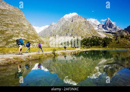 Morena laterale sul lato del rapido ritirandosi Glacier de Miage al di sotto di Mont Blanc, Italia, con scuotipaglia facendo il tour du Mont Blanc. Foto Stock