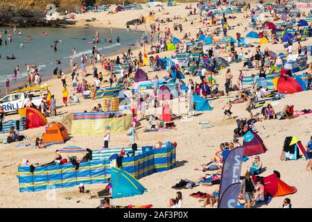 Turisti sulla spiaggia di St Ives, Cornovaglia, Regno Unito. Foto Stock