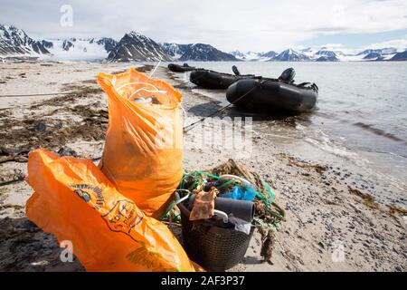 I turisti raccogliere rifiuti plastici su una spiaggia remota nel nord Svalbard, solo circa 600 miglia dal Polo Nord. La plastica è stato lavato a terra Foto Stock