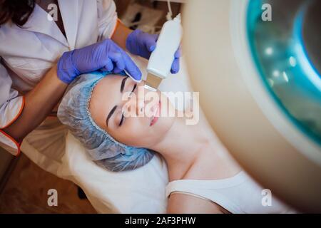 La cosmetologia medico fa donna trattamenti massaggio del viso Foto Stock