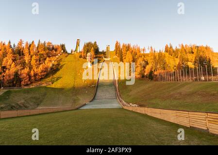Ski Jumping hills il villaggio di Strbske Pleso in Vysoke Tatry montagne in Slovacchia durante la bella mattina autunnale Foto Stock