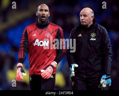 Il Manchester United portiere Lee Grant (sinistra) e portiere senior coach Richard Hartis prima della Premier League al Etihad Stadium e Manchester Foto Stock