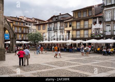 Guimaraes, Portogallo - 18 August 2019: case tradizionali che si affaccia sulla piazza Oliviera in Guimaraes Foto Stock