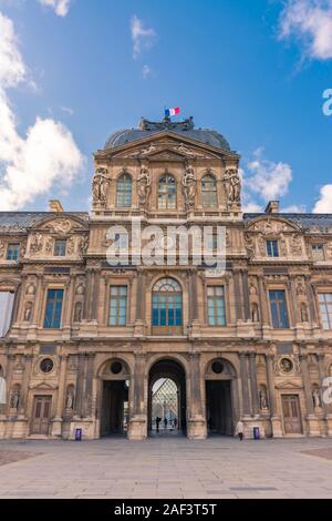 Parigi, Francia - 7 Novembre 2019: ingresso dal cortile quadrato (Cour Carrée) alla piramide il cortile del museo del Louvre Foto Stock