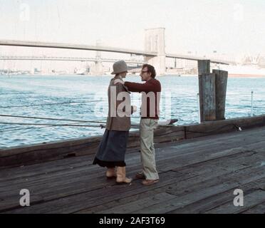 WOODY ALLEN e Diane Keaton in ANNIE HALL (1977), diretto da Woody Allen. Credito: Album / United Artists Foto Stock