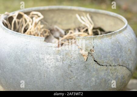 Il vecchio si accamparono brocca come scenario in giardino. 2019 Foto Stock