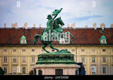 Statua equestre di Arciduca Carlo sulla Heldenplatz Hofburg - Vienna Foto Stock