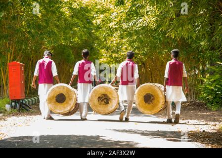 AMRAVATI, Maharashtra, India - 24 settembre: gruppo non identificato di giovani Festival celebra nel parco di suonare la batteria con la musica. Foto Stock