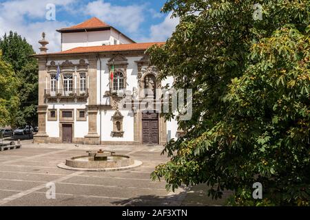 Guimaraes, Portogallo - 18 August 2019: cortile e la facciata della città o del municipio di Guimaraes in Portogallo settentrionale Foto Stock