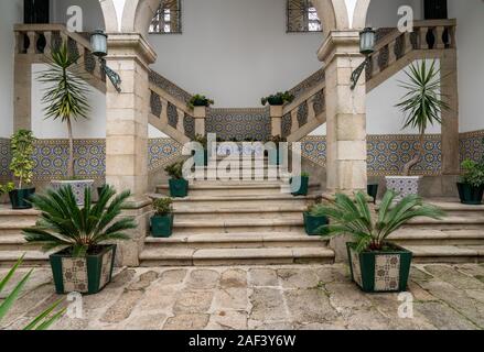 Guimaraes, Portogallo - 18 August 2019: cortile interno della Nossa Senhora do Carmo chiesa con gradini Foto Stock