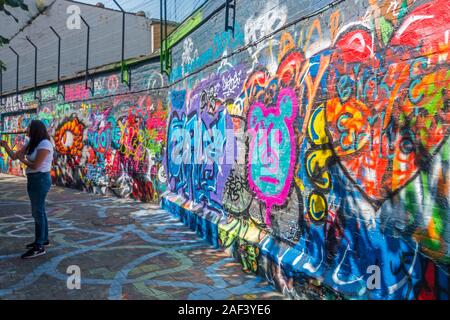 Colorati a spruzzo può arte in vicolo Werregarenstraatje, graffiti zona di tolleranza nella città Ghent / Gent, Fiandre Orientali, Belgio Foto Stock