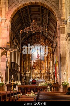 Guimaraes, Portogallo - 18 August 2019: interno e altare della Igreja de Nossa Senhora da Oliveira Foto Stock