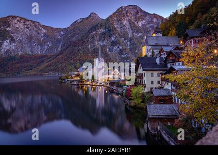 Hallstatt, Austria - Il comune di Belvedere di sera Foto Stock