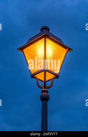 Vecchia Lanterna in parte anteriore del cielo della sera Foto Stock
