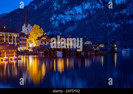 Hallstatt, Austria - Il comune di Belvedere di notte Foto Stock